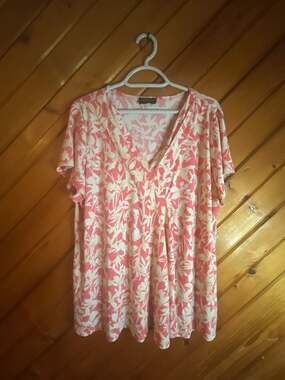 Lane Bryant Plus Size Floral V-Neck Short Sleeve Top
